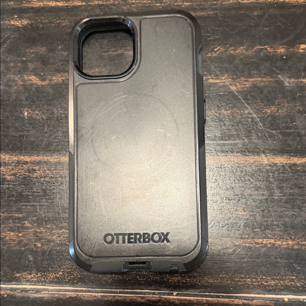 OtterBox Black Rugged Phone Case with Raised Camera Protection iphone 13 GUC